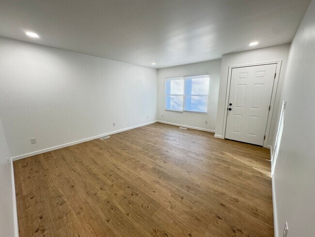 Building Photo - 3 Bedroom, 1 bath house with a bonus room