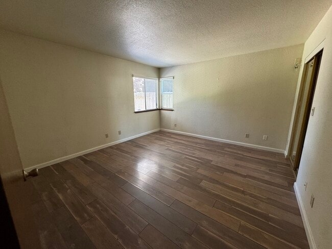 Building Photo - Beautifully spacious 3 bedroom 2 bath home...