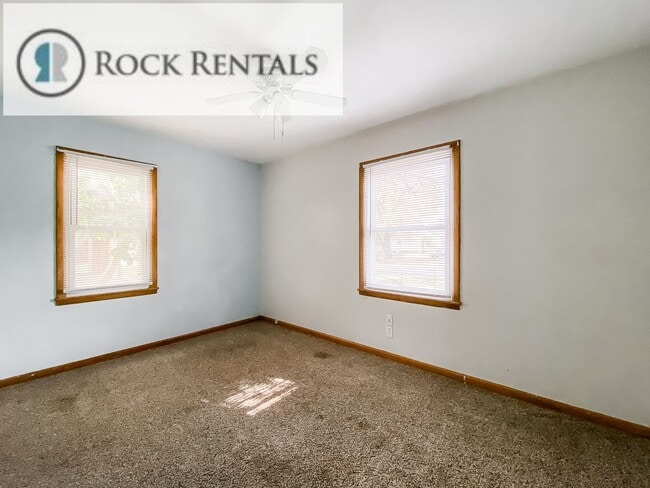 Building Photo - 2 Bed 1 Bath with Detached 2 Car Garage