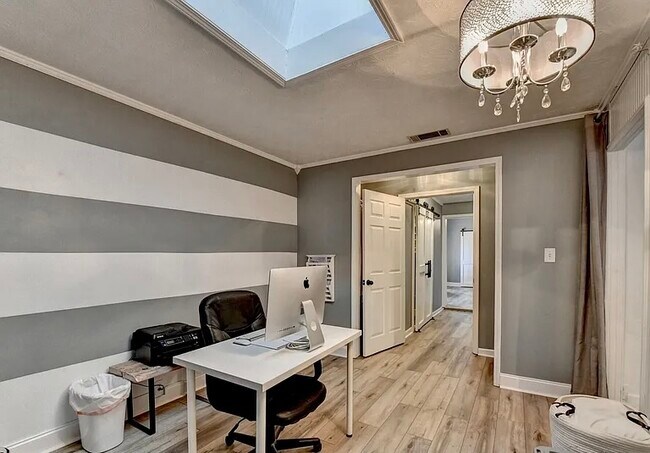 Building Photo - 561 Russell Rd