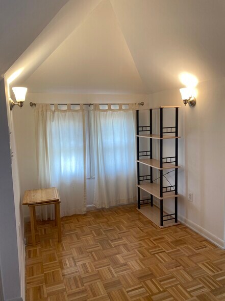 extra room - 572-2 New Jersey Ave