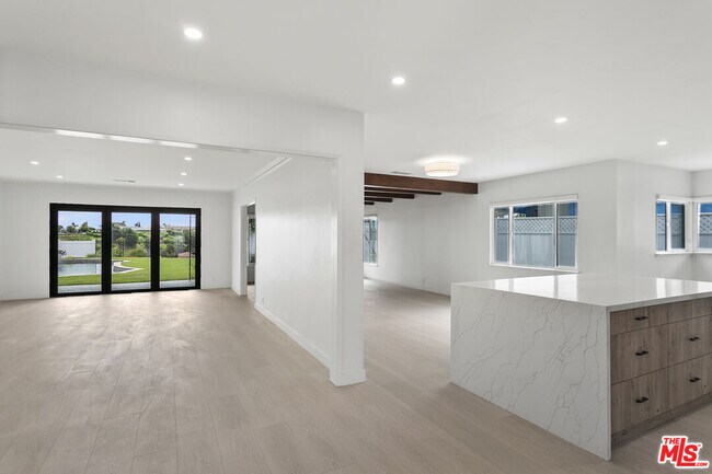 Building Photo - 4444 Don Felipe Dr