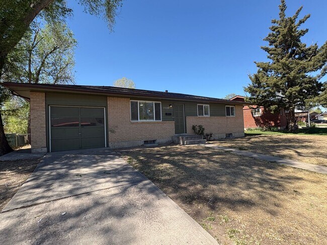 Building Photo - Newly Updated - Spacious 5 Bed 2 Bath Home