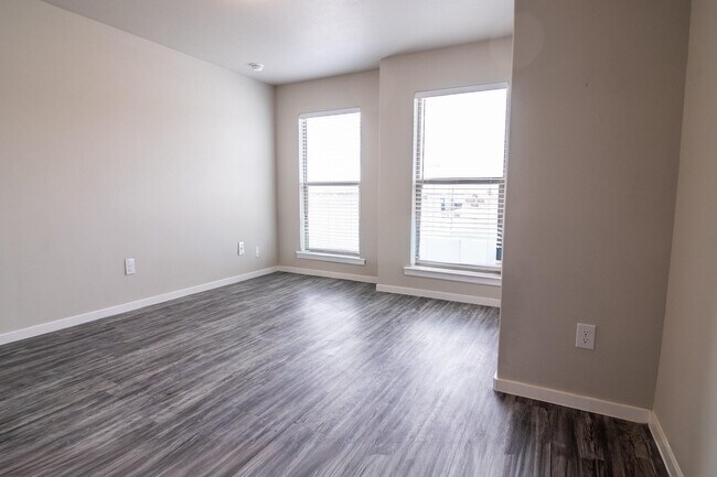Building Photo - 2127 N Texas Ave