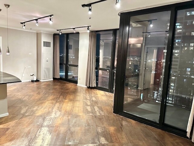 Building Photo - 210 S Desplaines St