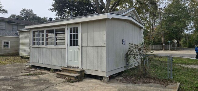 Building Photo - 3Bed/1 Bath House