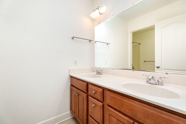 Building Photo - Welcome to this 3 bedroom, 2.5 bathroom to...