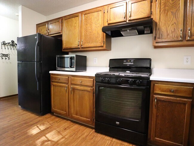 Building Photo - 4-Bedroom Home on Quiet Cul-de-Sac - Must See
