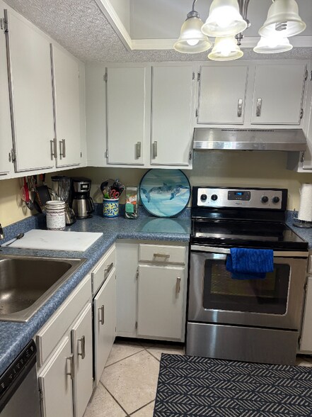 Building Photo - 1625 58th Terrace S