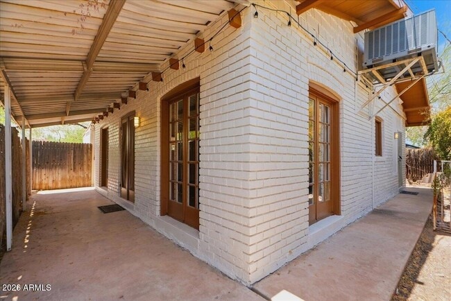 Building Photo - 930 E Coronado Rd