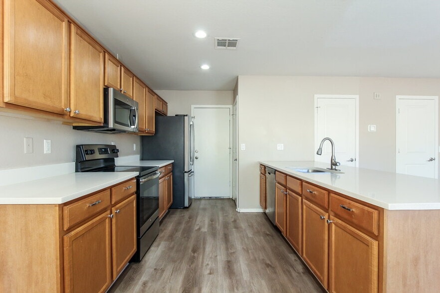 Building Photo - 5804 S 10th Dr