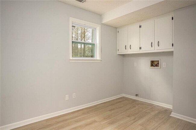 Building Photo - 1106 Oak Rd SW