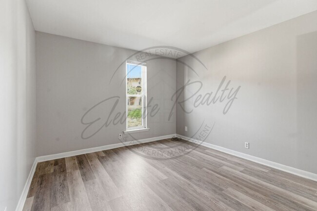 Building Photo - SPRING SPECIAL!! FIRST MONTH FREE on this ONE Bedroom Condo, First Floor, across from Madison Park!