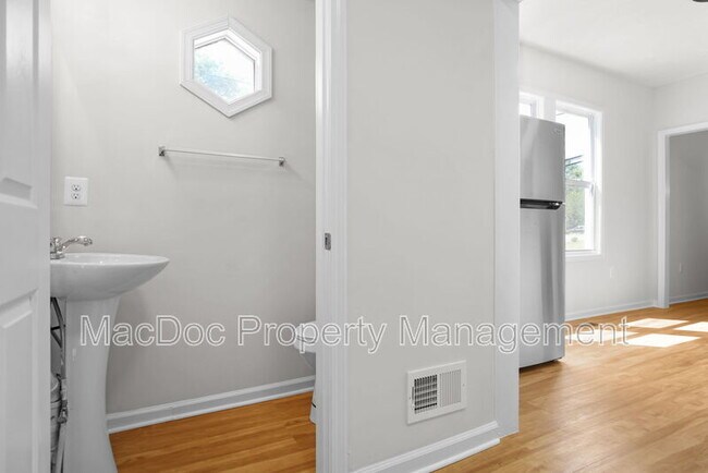 Building Photo - 1424 William St