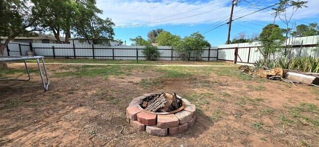 Building Photo - 600 Zeneta Ave