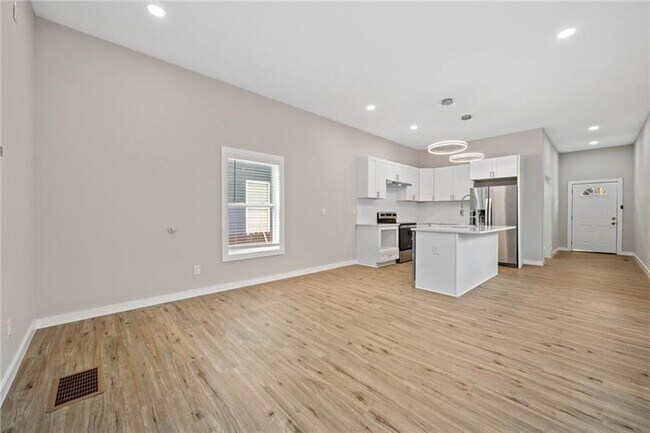 Building Photo - 962 Welch St SW