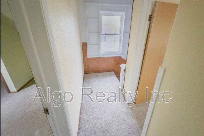 Building Photo - 1345 Arkwright St N