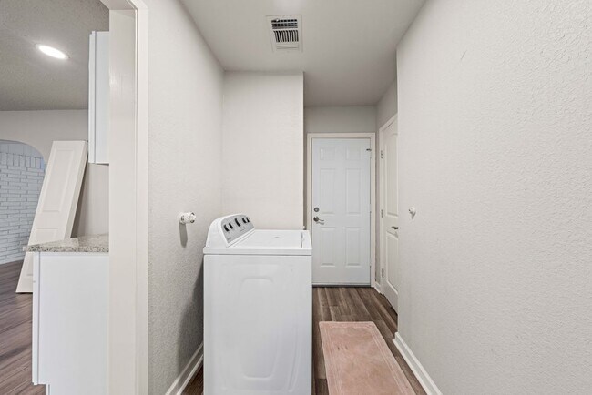 Building Photo - 4402 Seabreeze Dr