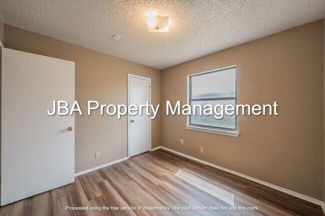 Building Photo - 807 White Rock St