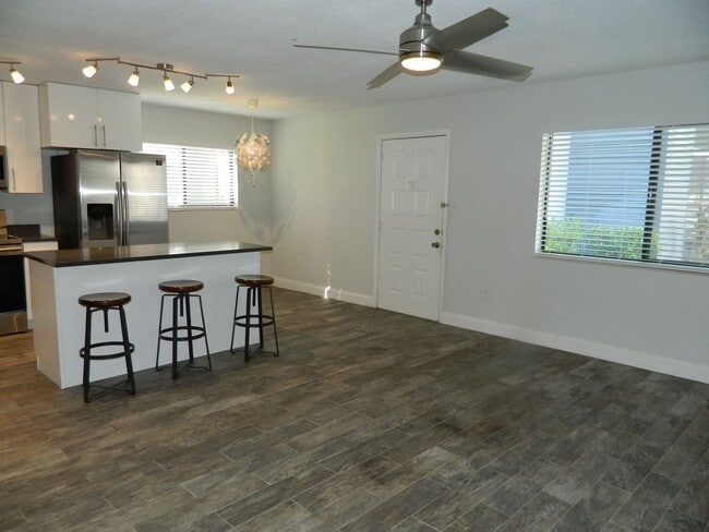 Building Photo - Beautifully Upgraded 2BR/2BA Condo – Lake ...
