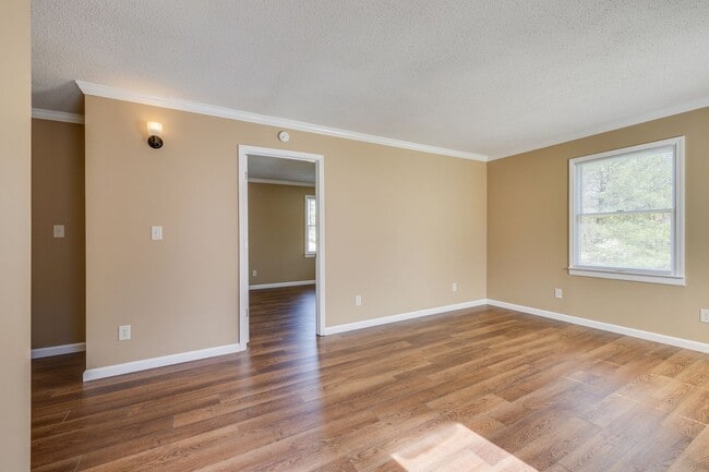 Building Photo - 4br/ 2 ba private home in Bristol TN