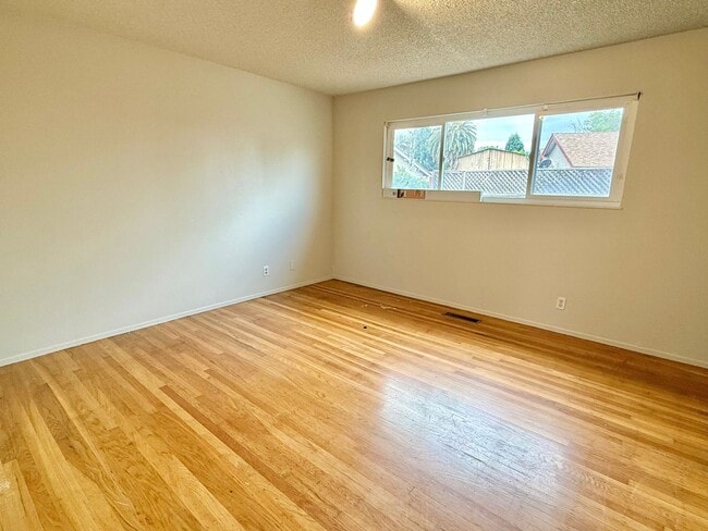 Building Photo - COMING SOON! $3,790 / 3 BR - 1528 S.F. VER...