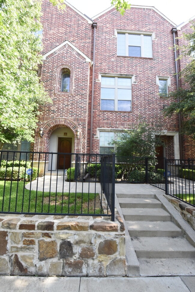 Building Photo - Beautiful 3-Story Lakewood Townhome!