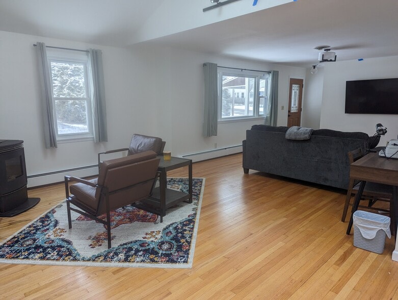 Building Photo - 212 Dewey St