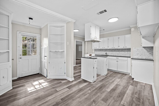 Building Photo - Charming 4 Bedroom, 2 Bathroom house