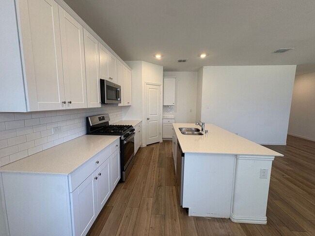 Building Photo - Cute Newer 3-2-2 Princeton!