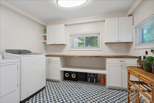 Building Photo - 847 S Mendenhall Rd