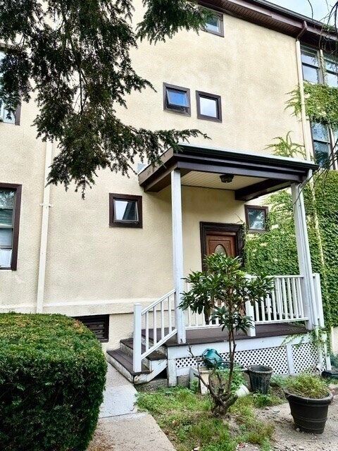 Building Photo - 206 Sumner St