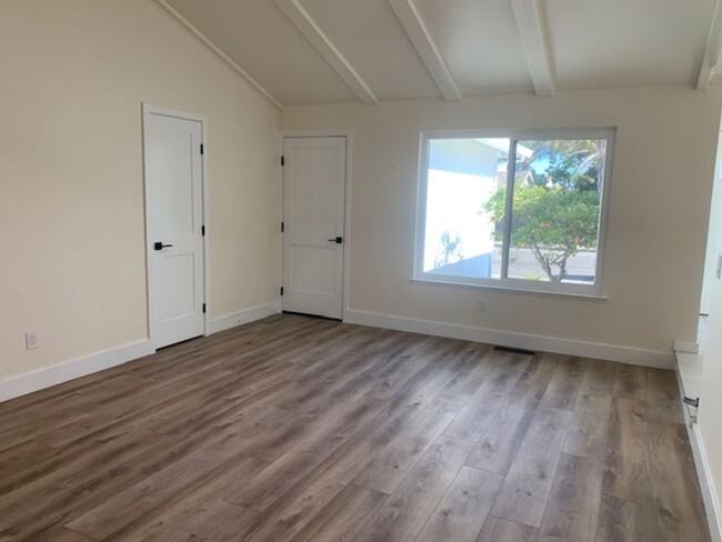 Building Photo - ~ Modern Single Level 4 Bedroom, 2 Bath Ho...