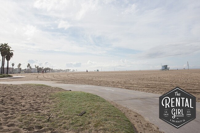 Building Photo - Heart of Venice - Great Studio Layout with...