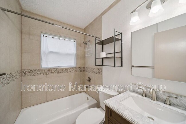 Building Photo - 13515 S Fern St