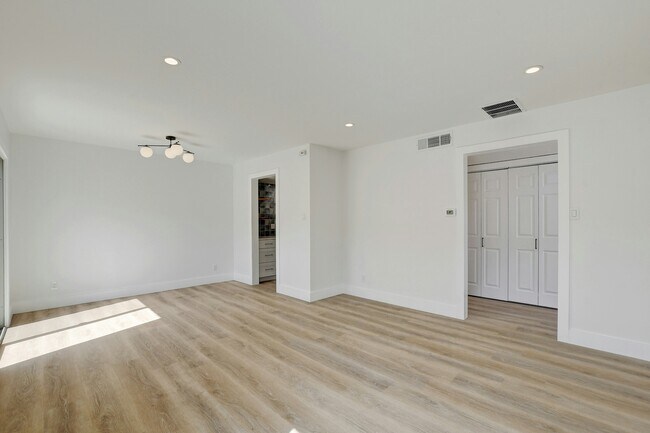 Building Photo - 1206 Hollow Creek Dr