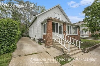 Building Photo - 935 Baldwin St SE