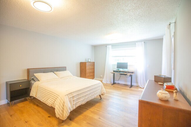 Building Photo - SE Portland 3 Bedroom Home with Amazing Ou...