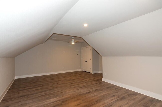Building Photo - 2802 Lawrence Dr
