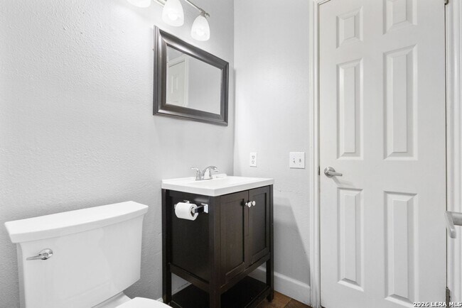 Building Photo - Charming Home Awaits: Spacious & Modern Living in a Prime Location