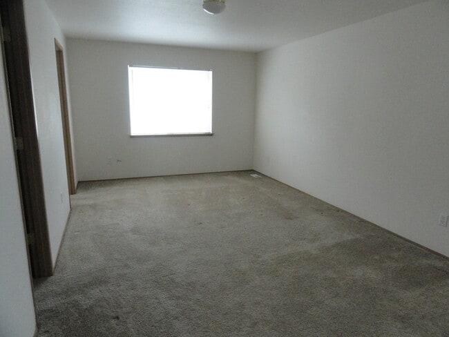 Building Photo - Gorgeous 4 bedroom 2 Story In the Gated Community of "Falcon Creek"!!