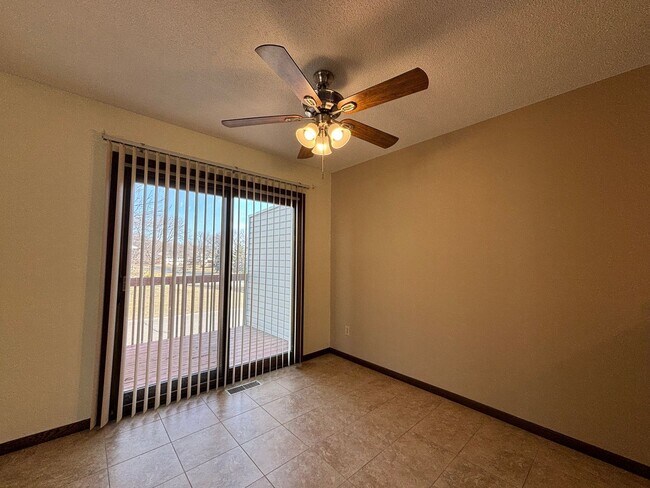 Building Photo - Great 3 BR/2 BA Townhome in Vadnais Heights!