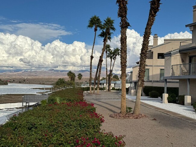 Building Photo - Riverfront 2BR Condo Great Views, Luxury Furnished incl UTILITIES