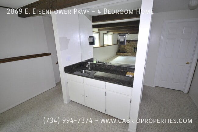 Building Photo - 2869 E Eisenhower Pkwy