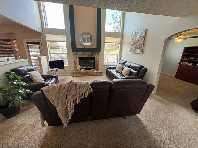 Building Photo - Meticulsly Maintained 5 Bedroom, 4 Bathroom Home