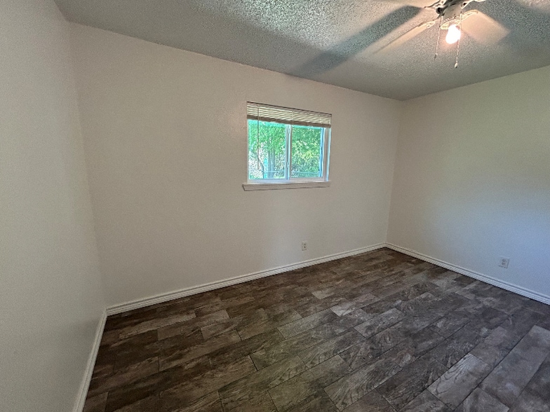 Building Photo - 402 Randy Blvd