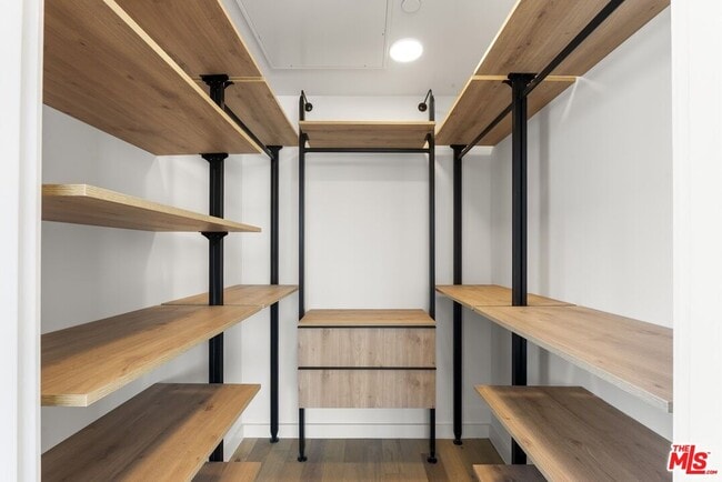 Building Photo - 1413 S Doheny Dr