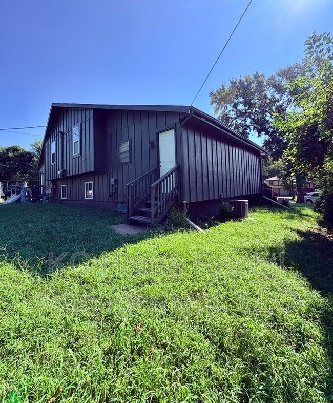 Building Photo - 513 N Troost St