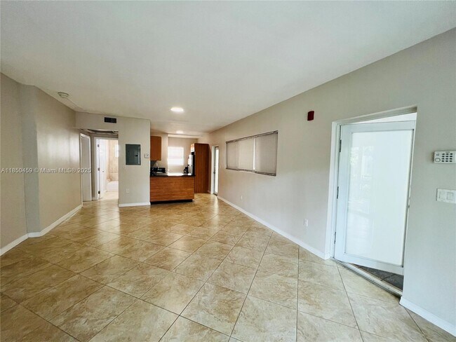 Building Photo - 946 Bay Dr