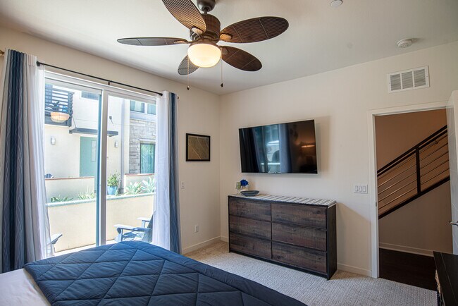 Building Photo - 1562- Vista del Mar Way